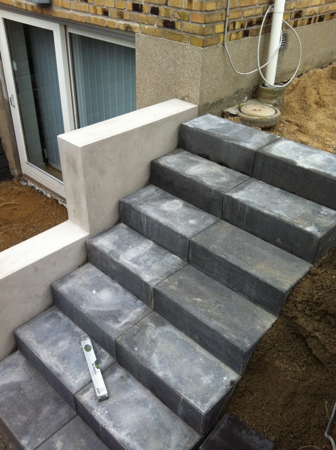 Udgravning samt lægning af fundament til en ny terrasse, trappe og vægge
