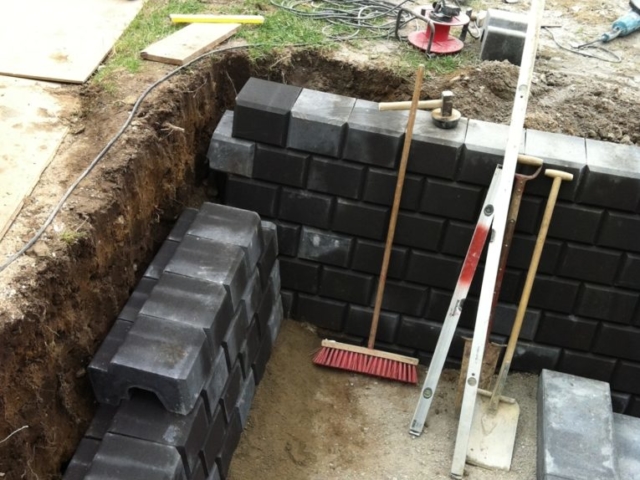 Udgravning samt lægning af fundament til en ny terrasse, trappe og vægge